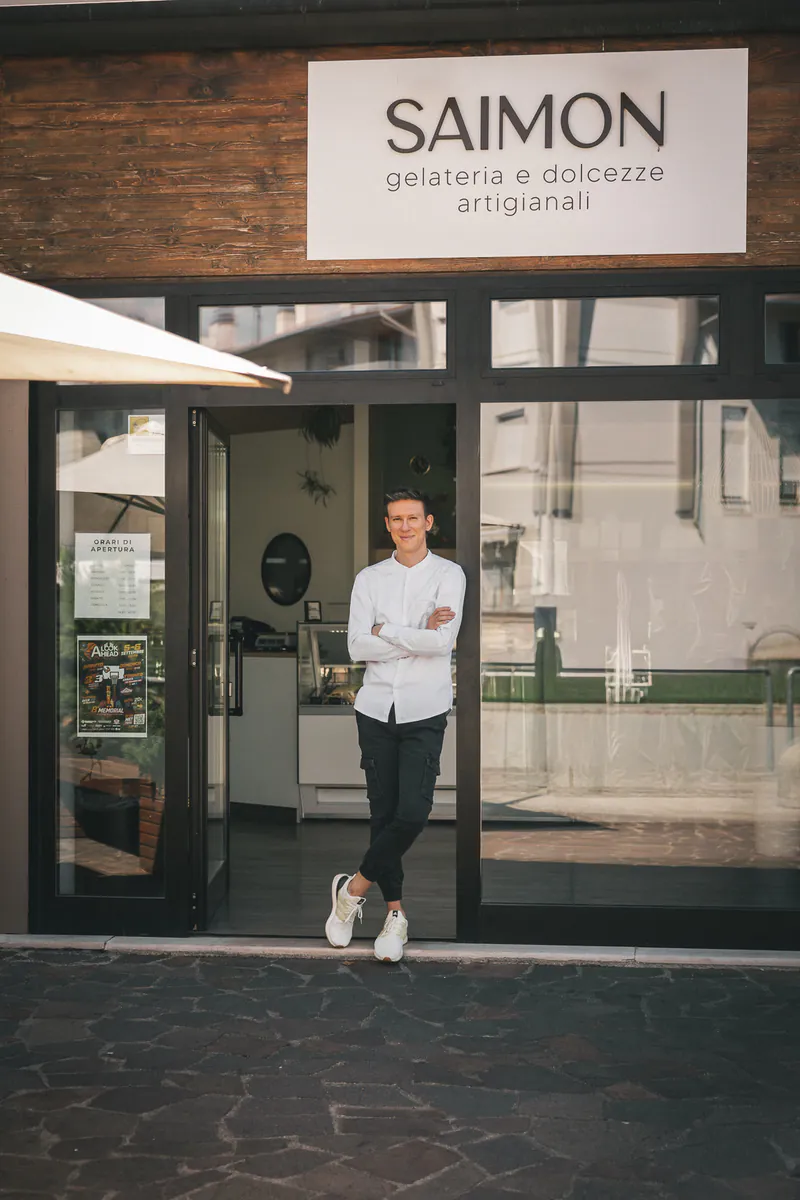 Simone Sudiero davanti all'ingresso della gelateria Saimon